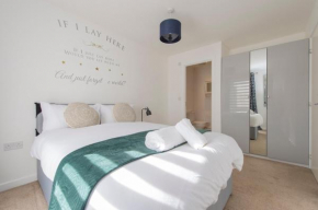 New Modern 3-Bed Home with FREE Parking
